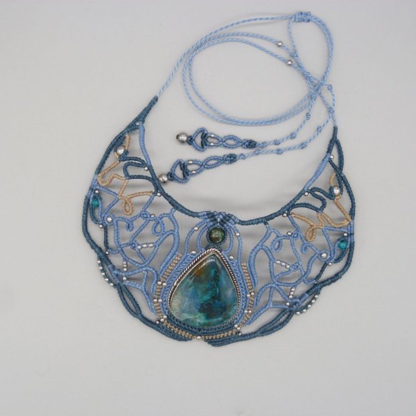 collier bleu en micro-macram&eacute; avec cabochon en apatite