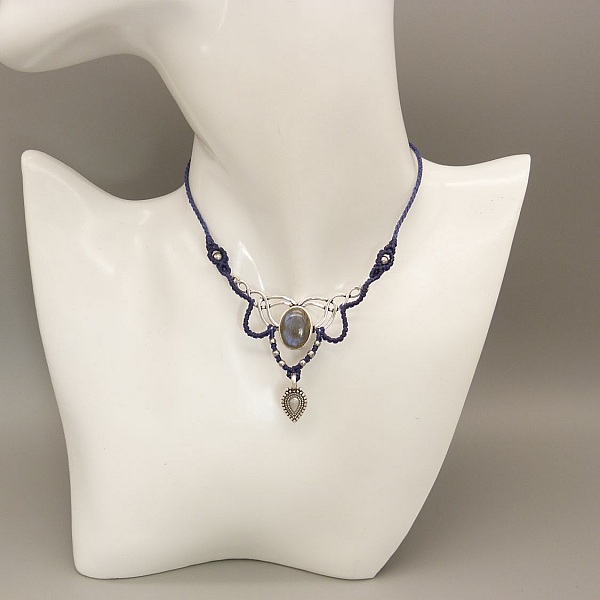 Midnatsbl&aring; halsk&aelig;de i mikro-macram&eacute; med en labradorit sat i midten