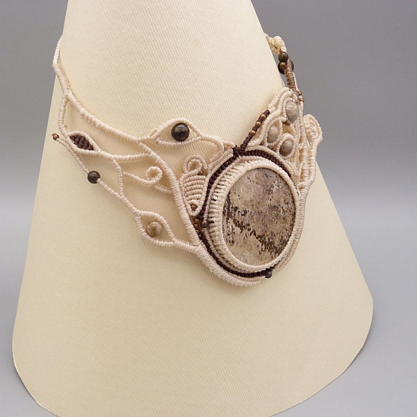 collier couleur sable en micro-macram&eacute; avec cabochon en bois p&eacute;trifi&eacute;