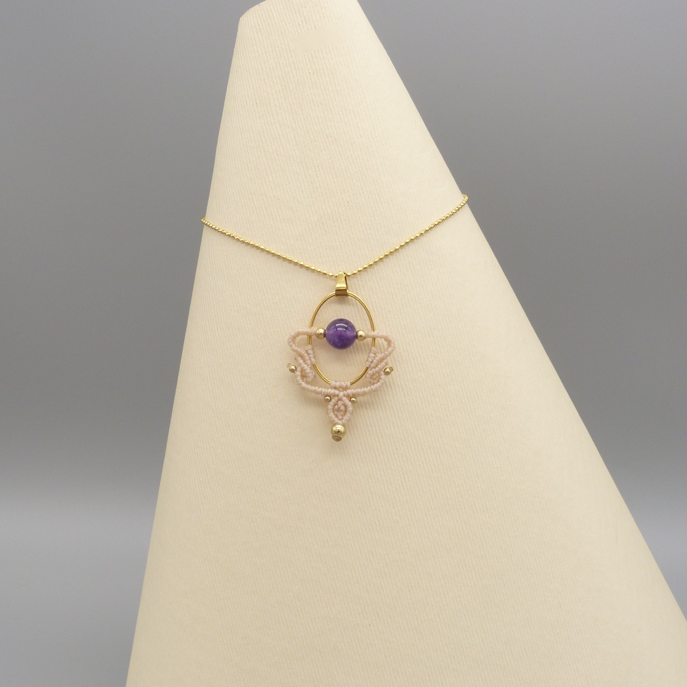 Collier couleur sable en micro-macram&eacute;  avec une perle am&eacute;thyste