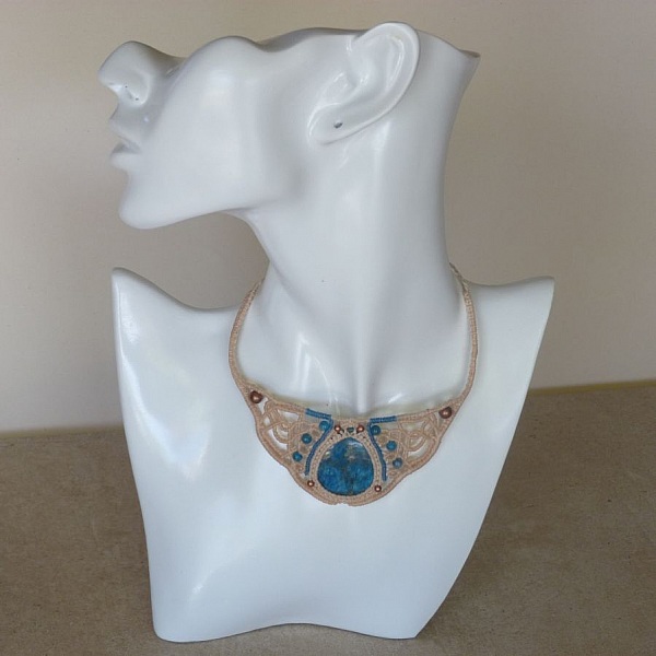 Sandfarvet halsk&aelig;de i mikro-macram&eacute; med medaljon af apatitsten