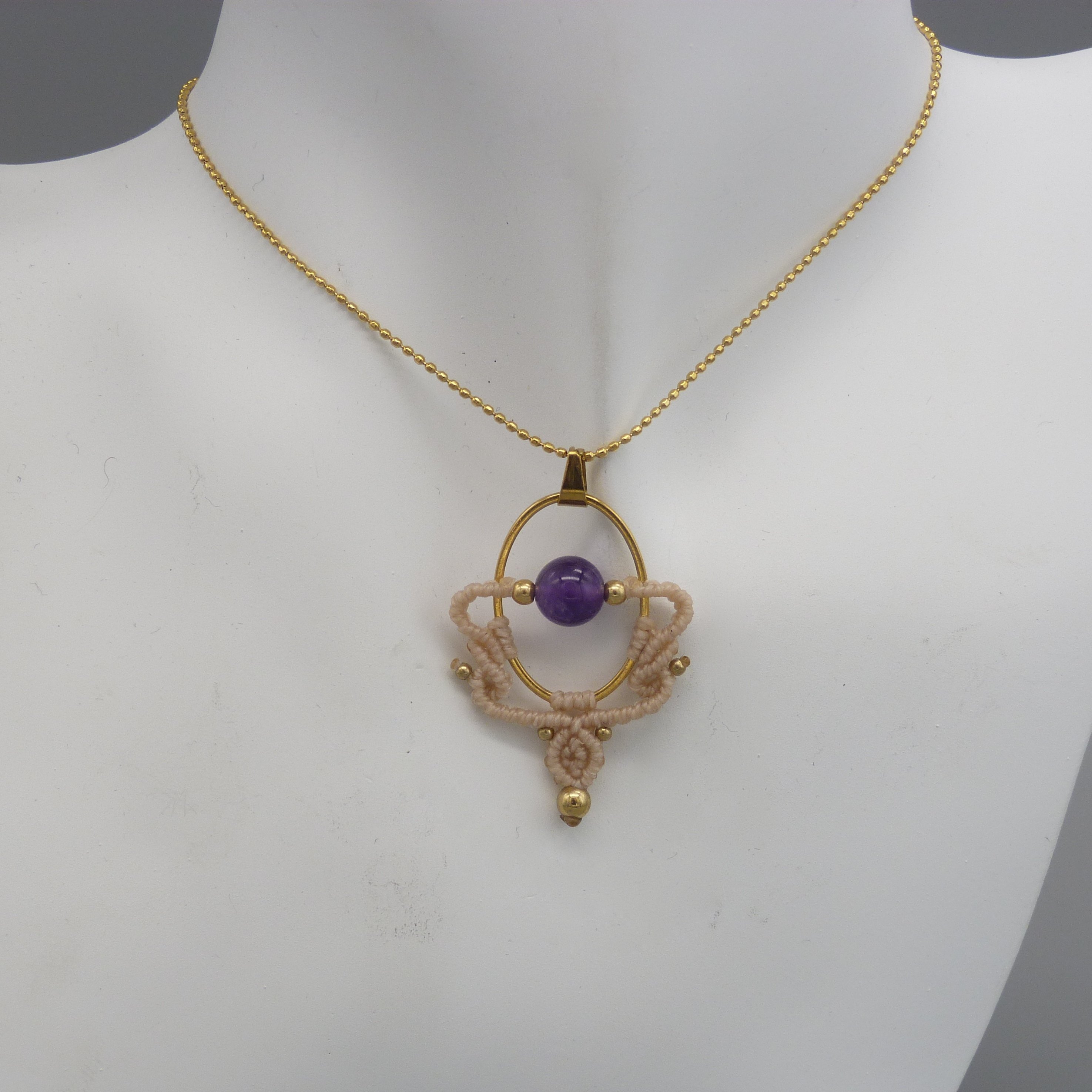 Collier couleur sable en micro-macram&eacute;  avec une perle am&eacute;thyste