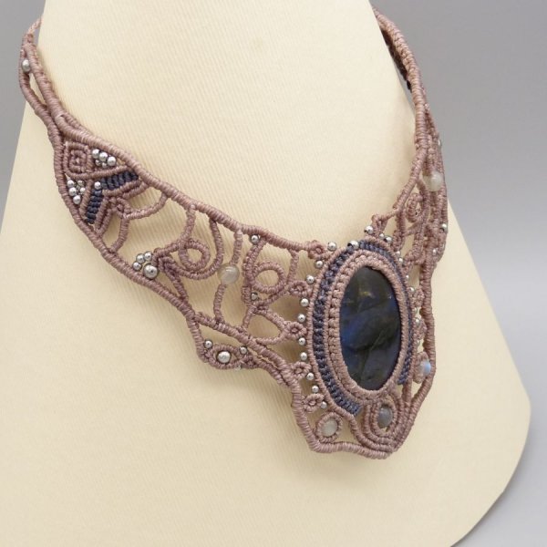 Taupefarvet halsk&aelig;de i mikro-macram&eacute; med en smuk labradorit