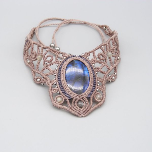 Taupefarvet halsk&aelig;de i mikro-macram&eacute; med en smuk labradorit