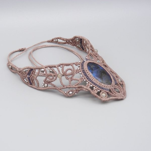 Taupefarvet halsk&aelig;de i mikro-macram&eacute; med en smuk labradorit