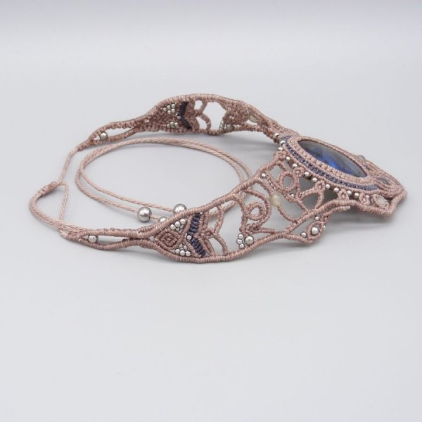 Taupefarvet halsk&aelig;de i mikro-macram&eacute; med en smuk labradorit