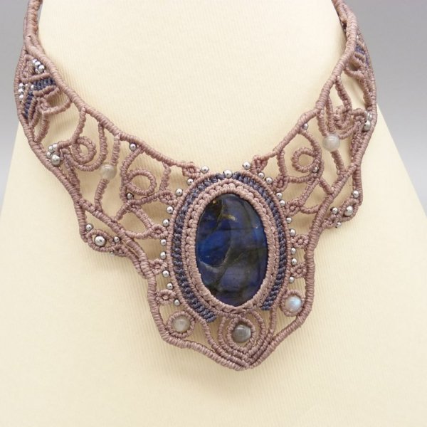 Taupefarvet halsk&aelig;de i mikro-macram&eacute; med en smuk labradorit