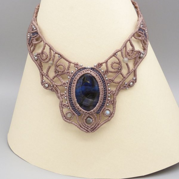 Taupefarvet halsk&aelig;de i mikro-macram&eacute; med en smuk labradorit