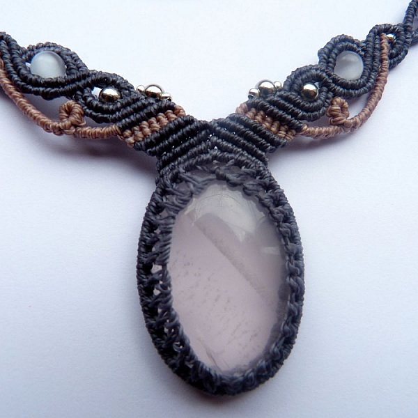 Bl&aring;/gr&aring; mikro-macram&eacute; halsk&aelig;de med rosenkvarts 