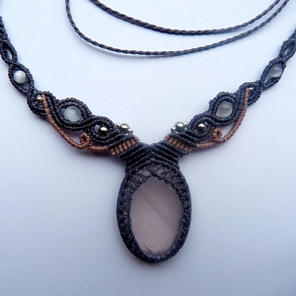 Bl&aring;/gr&aring; mikro-macram&eacute; halsk&aelig;de med rosenkvarts 