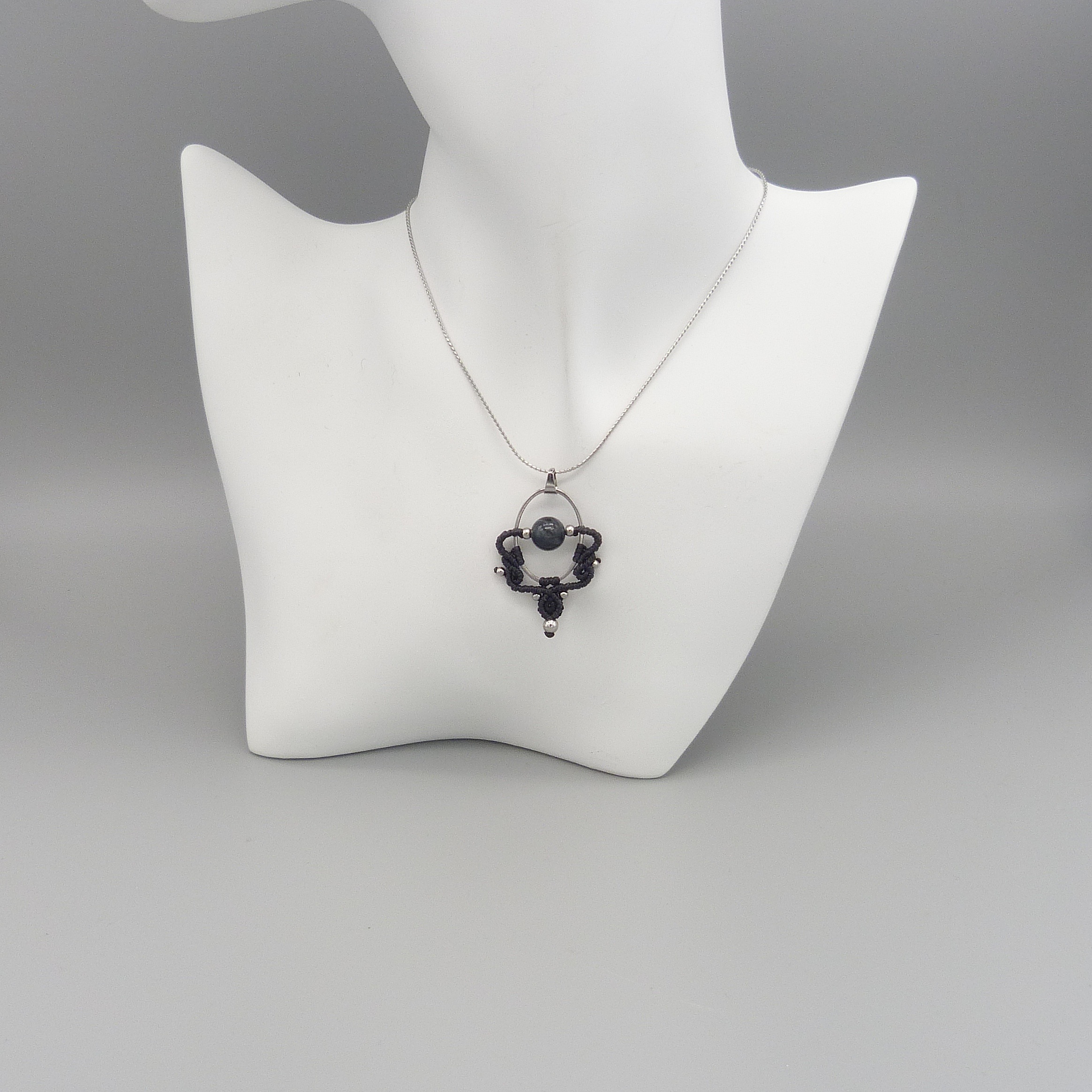 Collier gris cendr&eacute; en micro-macram&eacute;  avec une perle oeil de faucon