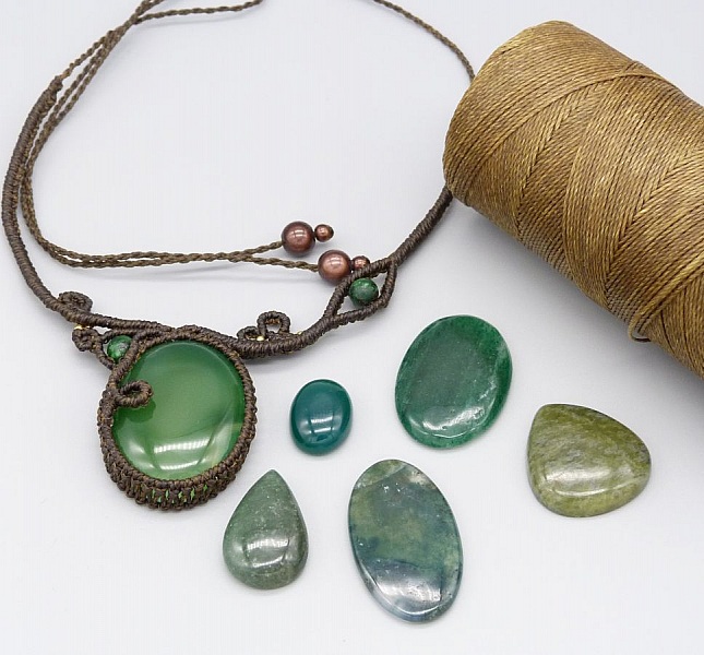 Chokoladebrun mikro-macram&eacute; halsk&aelig;de med en gr&oslash;n &aelig;delsten