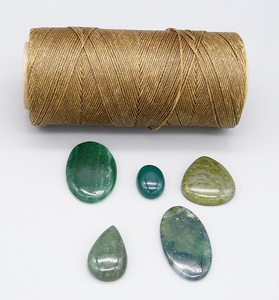 Chokoladebrun mikro-macram&eacute; halsk&aelig;de med en gr&oslash;n &aelig;delsten