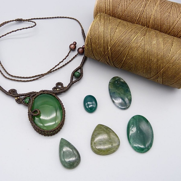 Chokoladebrun mikro-macram&eacute; halsk&aelig;de med en gr&oslash;n &aelig;delsten