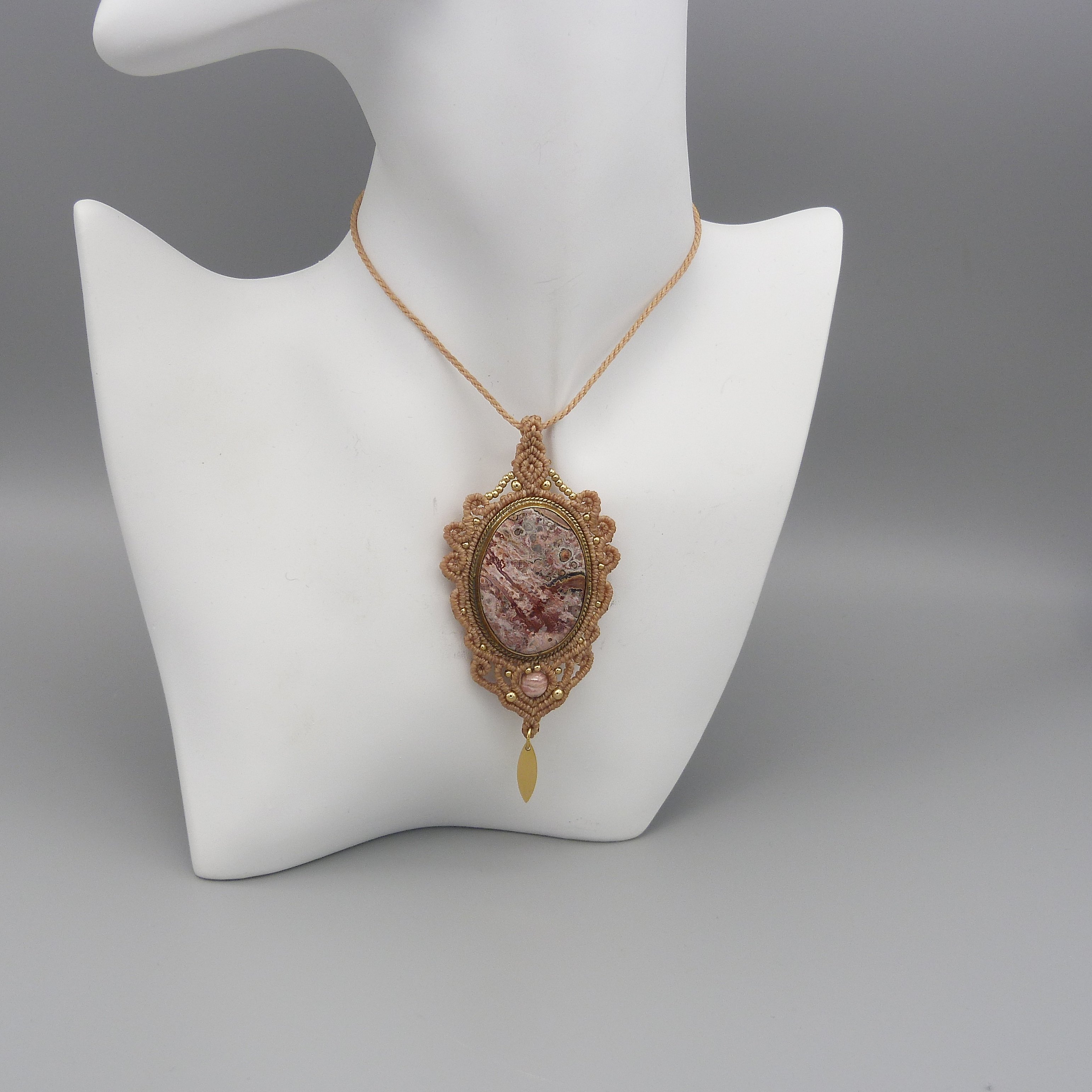 Lysegr&aring; mikro-macram&eacute; halsk&aelig;de med en natursten, dendrit