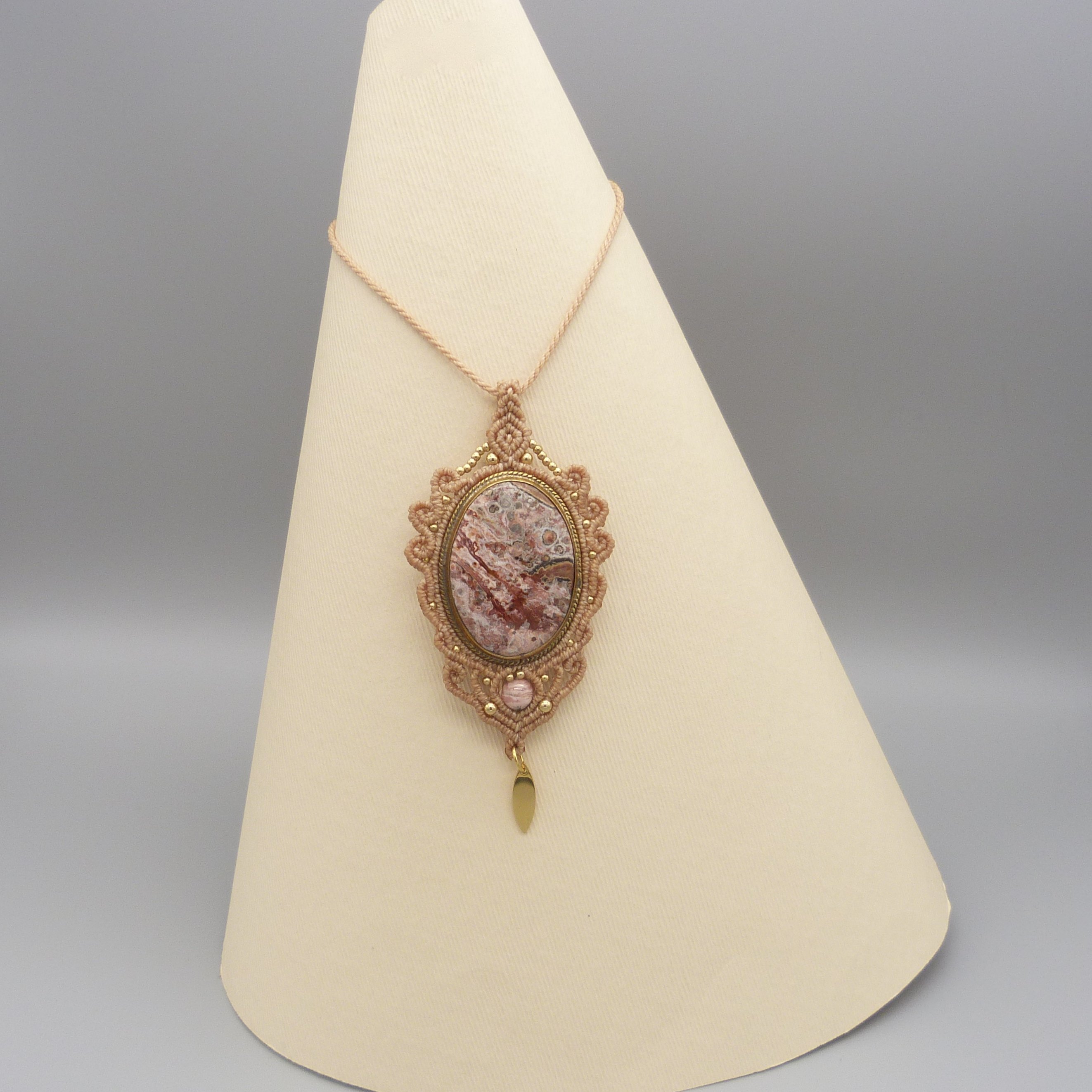 Lysegr&aring; mikro-macram&eacute; halsk&aelig;de med en natursten, dendrit