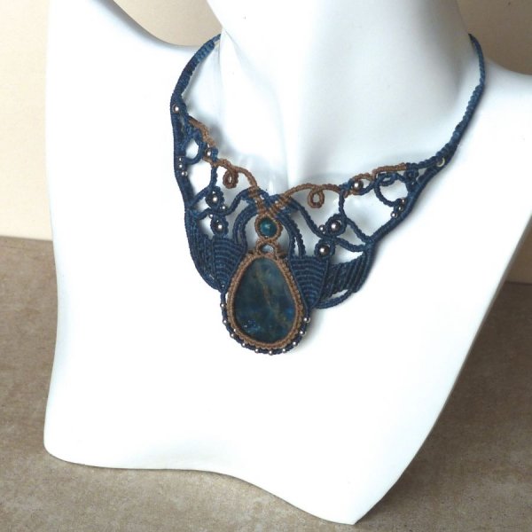 beige andebl&aring; mikro-macram&eacute; halsk&aelig;de med en apatit