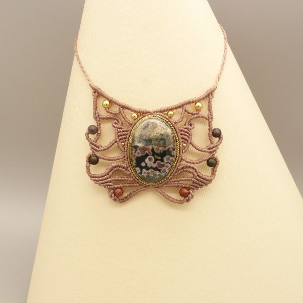 Taupefarvet mikro-macram&eacute; halsk&aelig;de med en jaspis