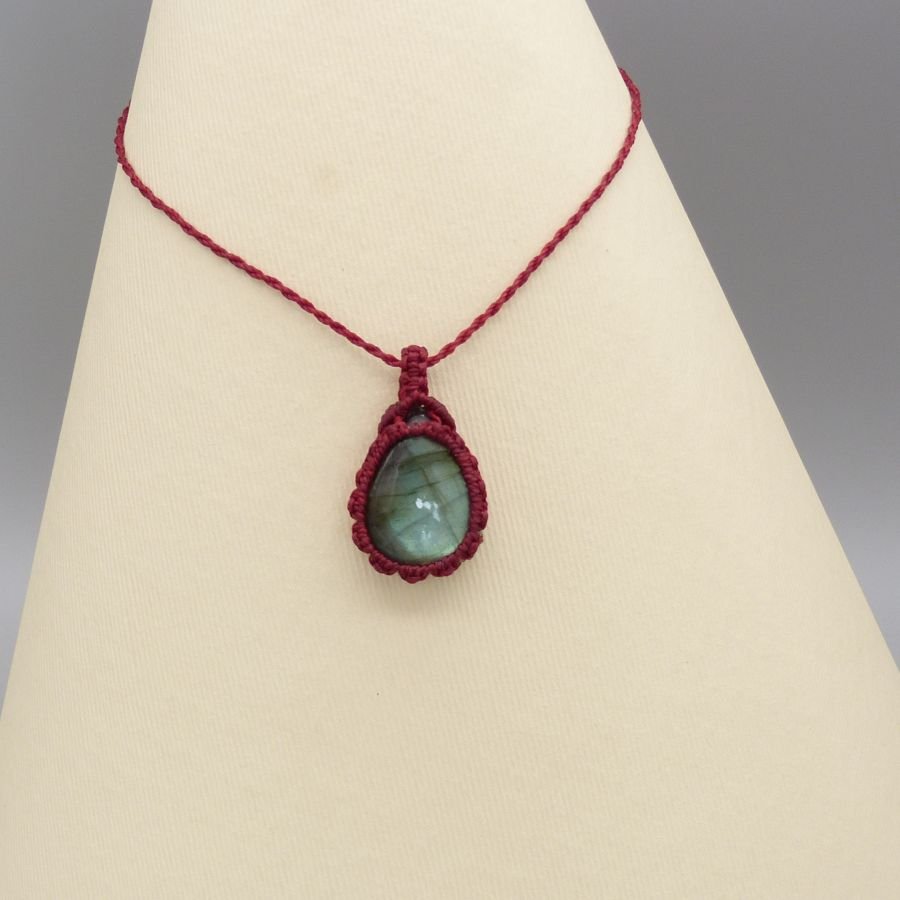 Collier en micro-macramé rouge avec une labradorite