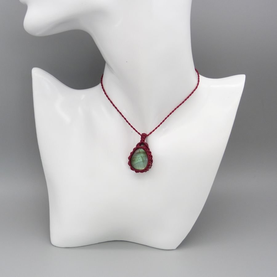 Collier en micro-macramé rouge avec une labradorite