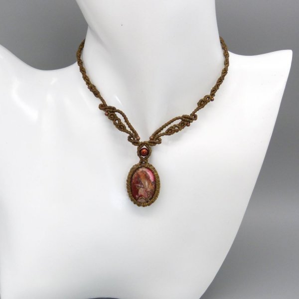 Collier en micro-macram&eacute; vert kaki avec un cabochon jaspe imp&eacute;rial