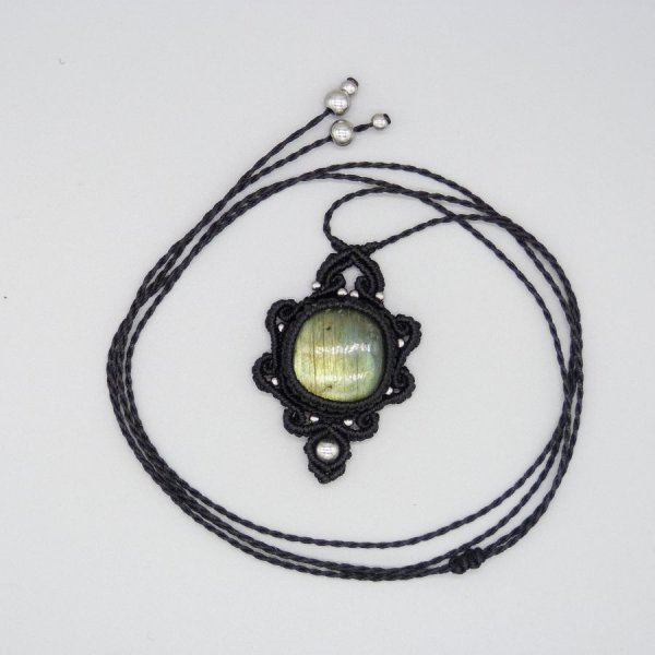 Collier noir en micro-macram&eacute; avec une labradorite
