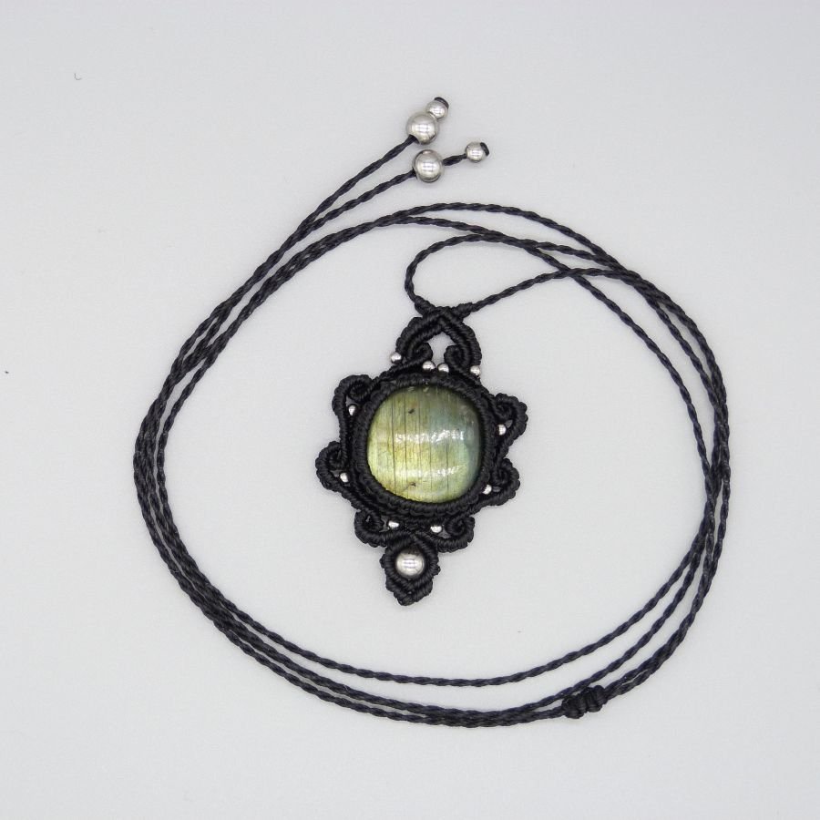 Collier noir en micro-macramé avec une labradorite