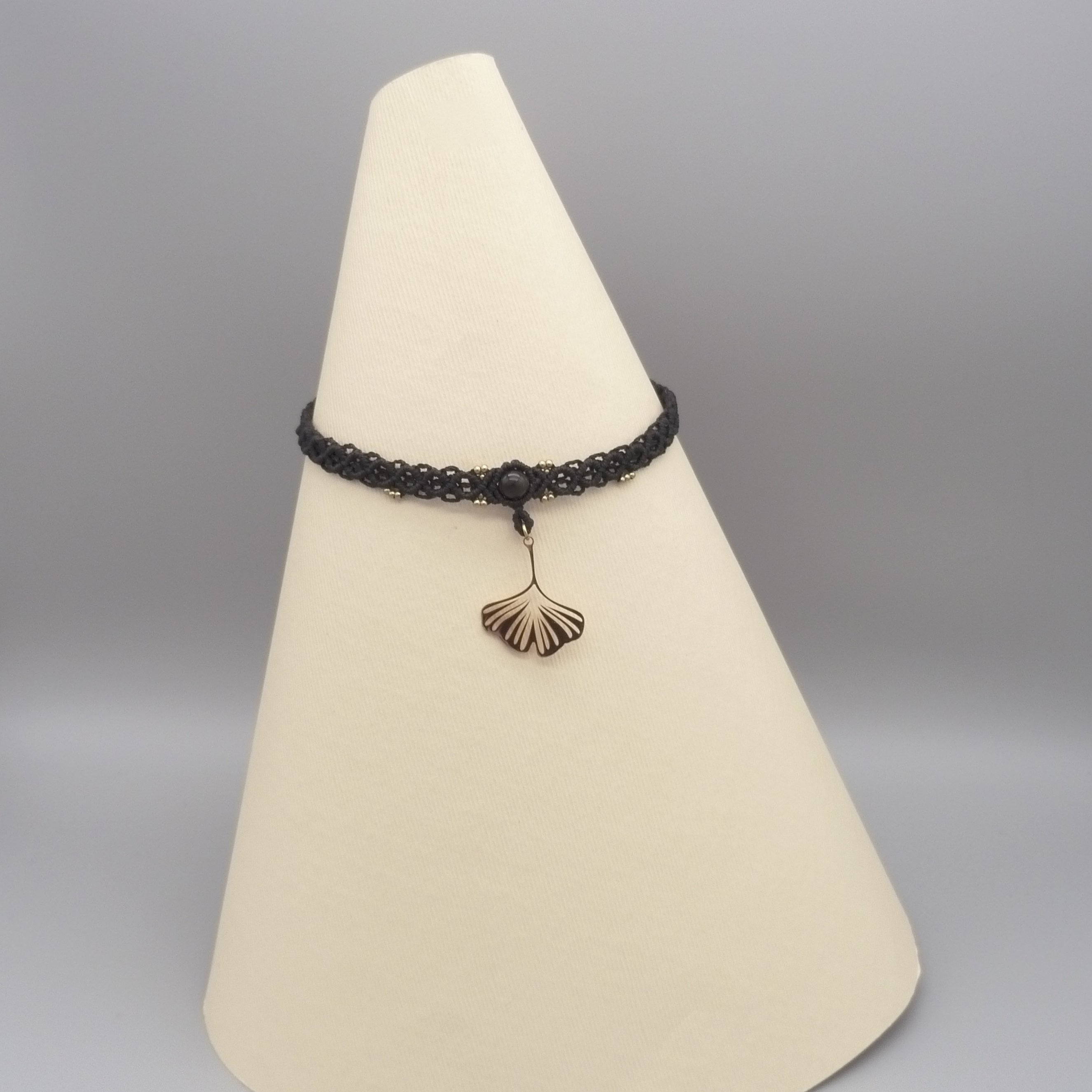 Collier noir en micro-macram&eacute; ras-du-cou avec une feuille de ginkgo biloba 