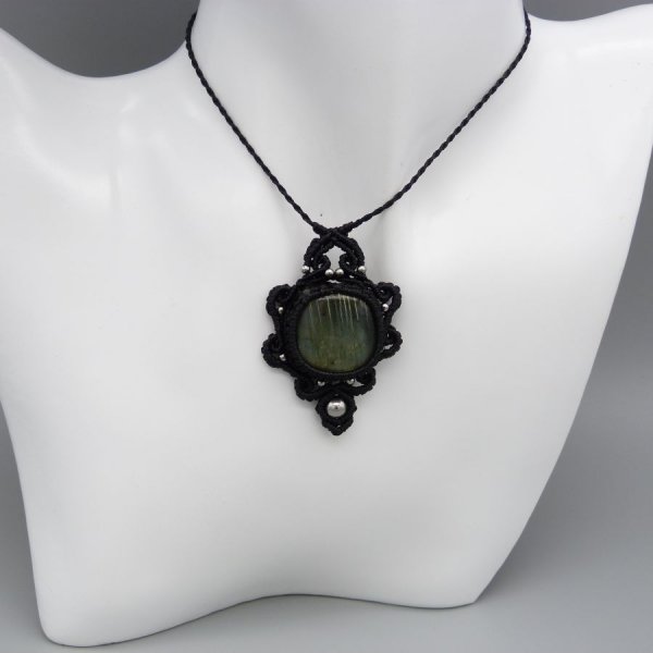 Collier noir en micro-macram&eacute; avec une labradorite