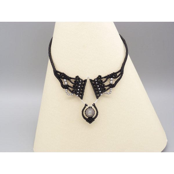 Sort mikro-macram&eacute; halsk&aelig;de med et labradorit s&aelig;t