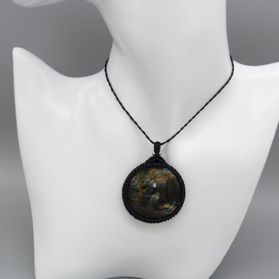 Collier noir en micro-macramé avec une labradorite