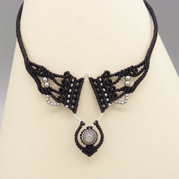 Sort mikro-macram&eacute; halsk&aelig;de med et labradorit s&aelig;t