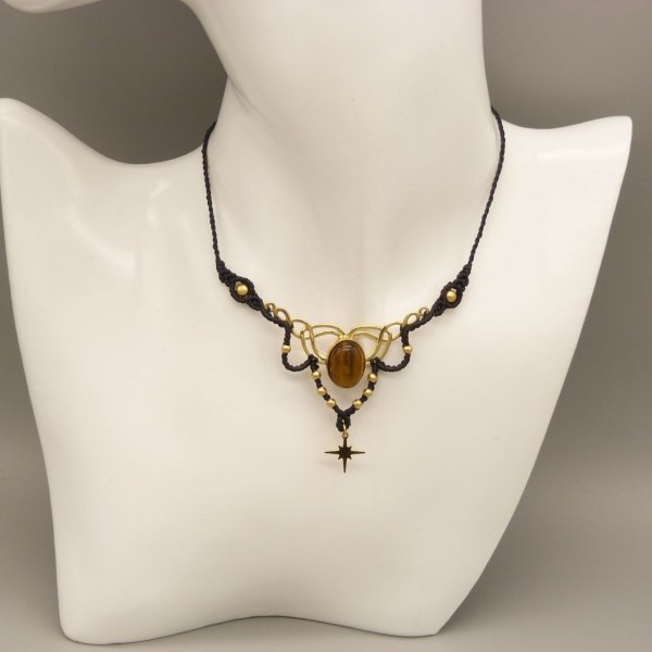 Sort mikro-macram&eacute; halsk&aelig;de med et tiger&oslash;je