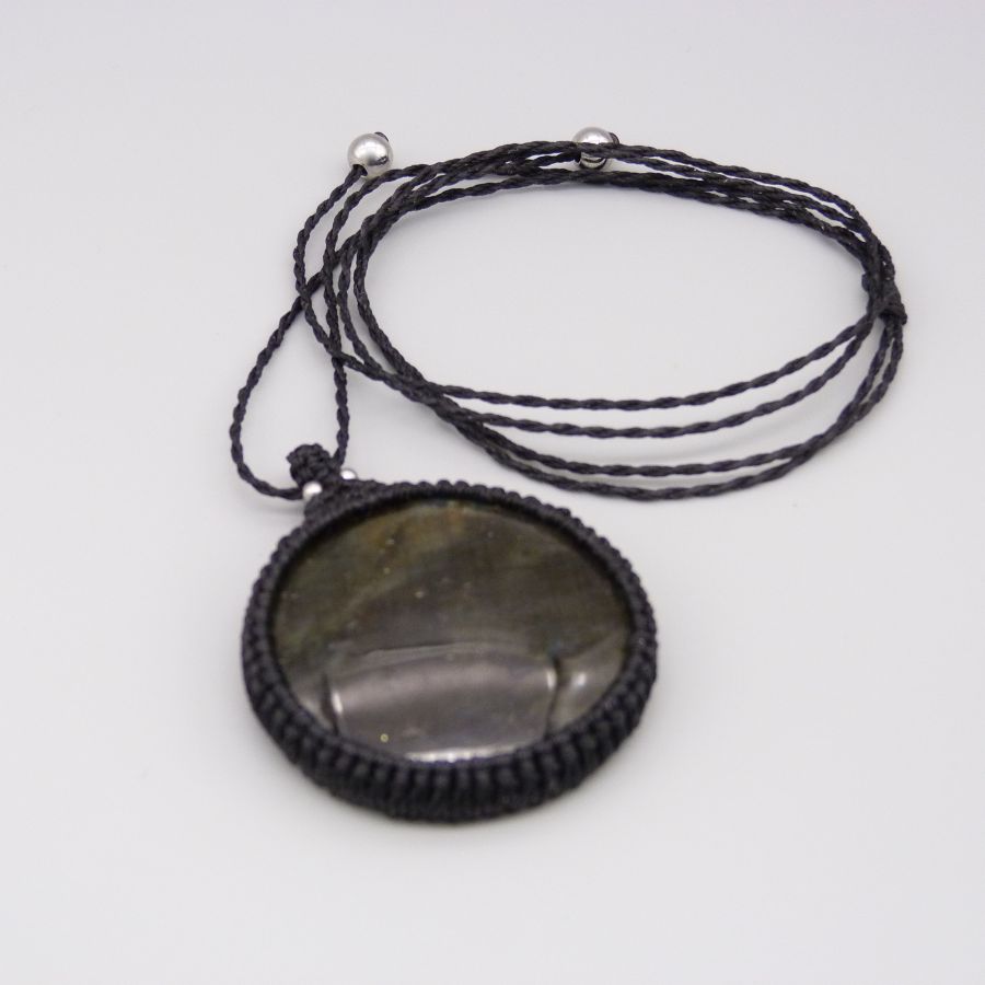 Collier noir en micro-macramé avec une labradorite