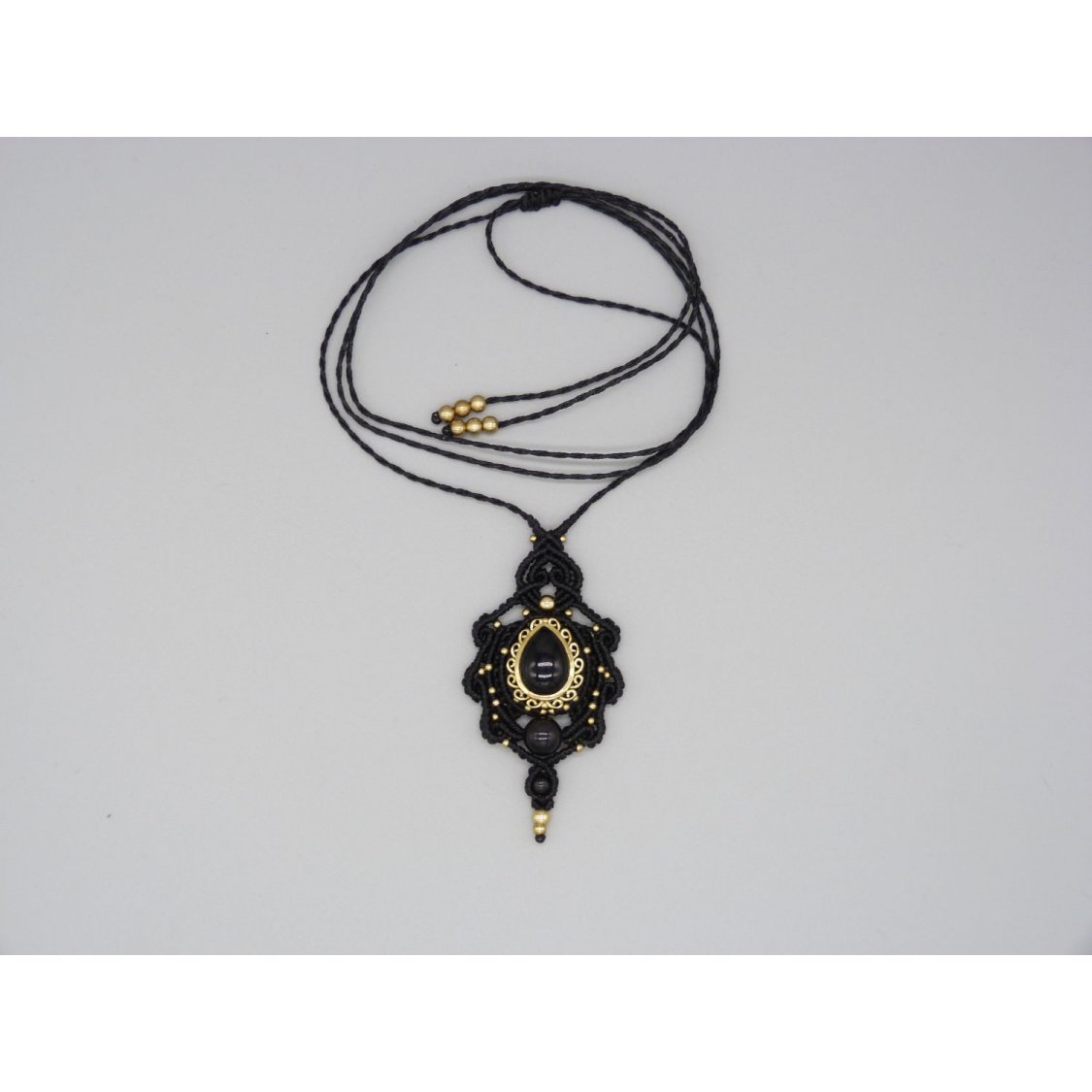 collier noir en micro-macramé avec une obsidienne sertie de métal doré