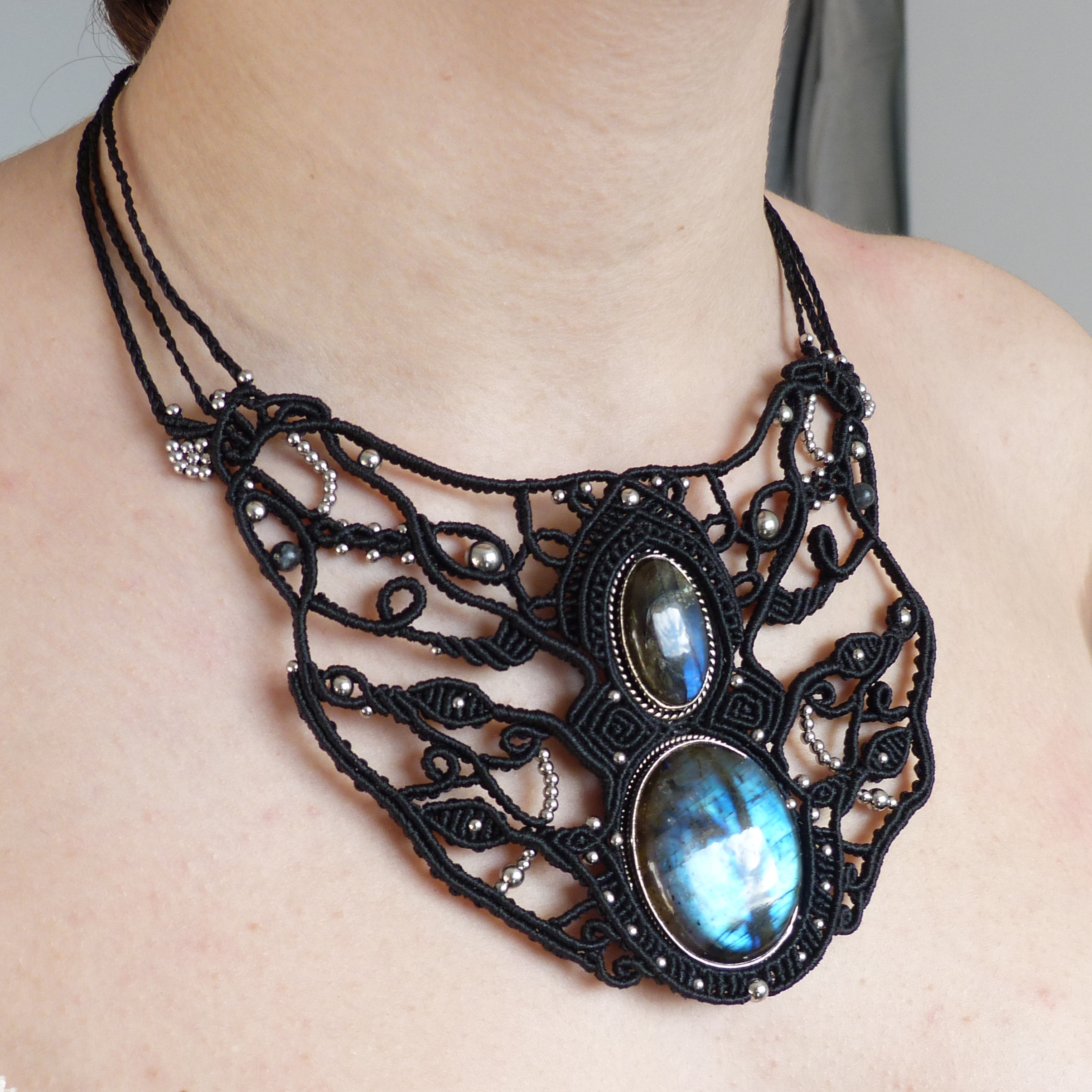 collier noir en micro-macramé avec labradorites serties