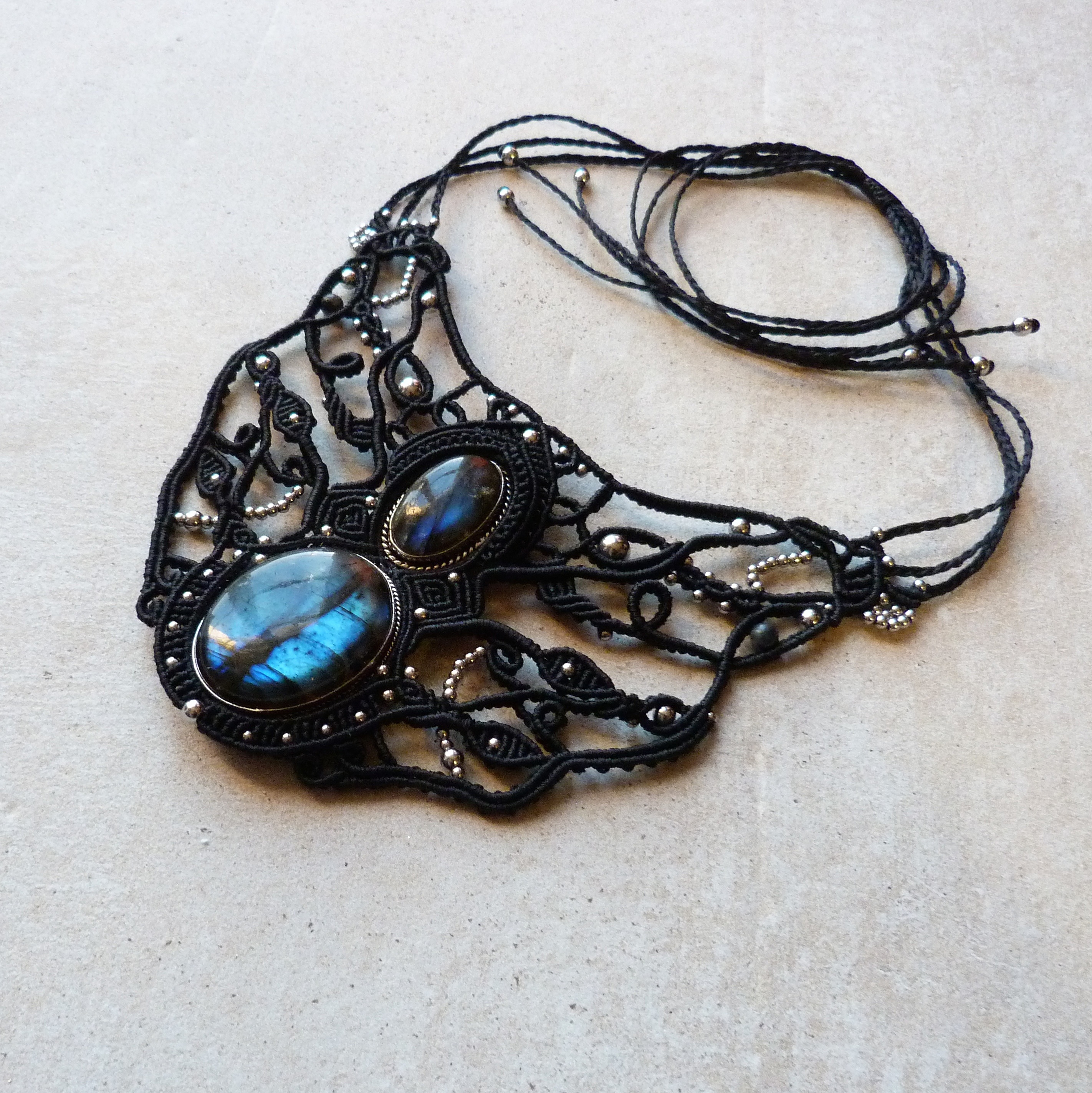 collier noir en micro-macram&eacute; avec labradorites serties