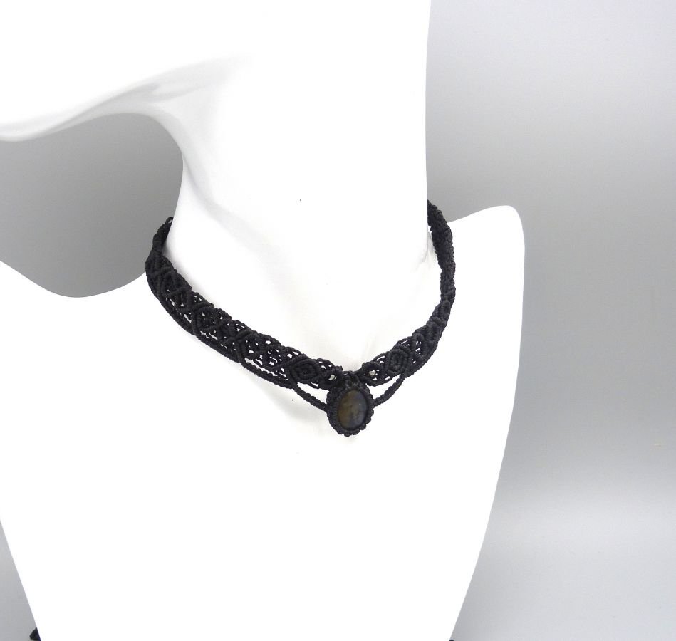 Collier ras de cou noir en micro-macramé avec une labradorite