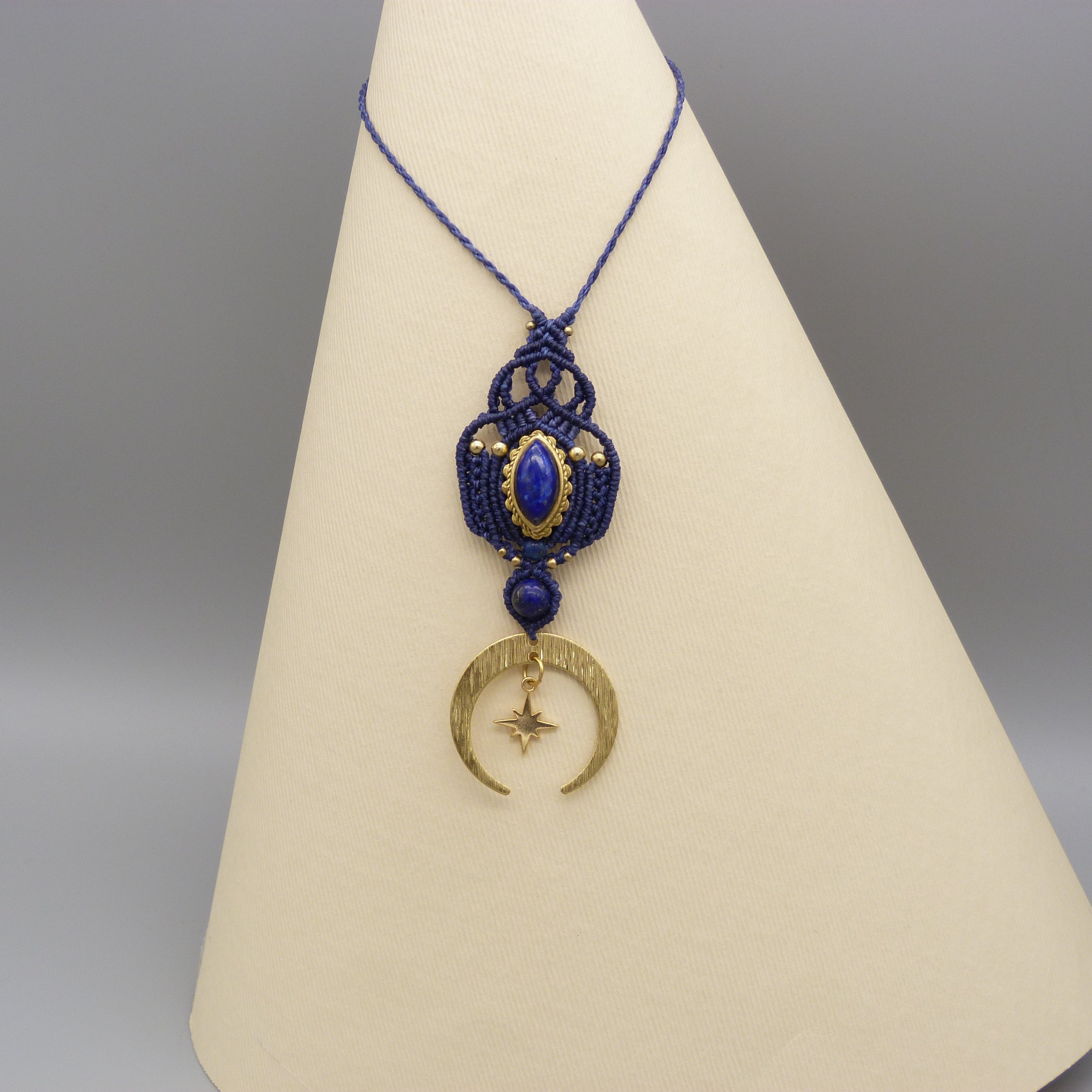 collier sautoir bleu en micro-macram&eacute; avec un lapis lazuli serti de laiton