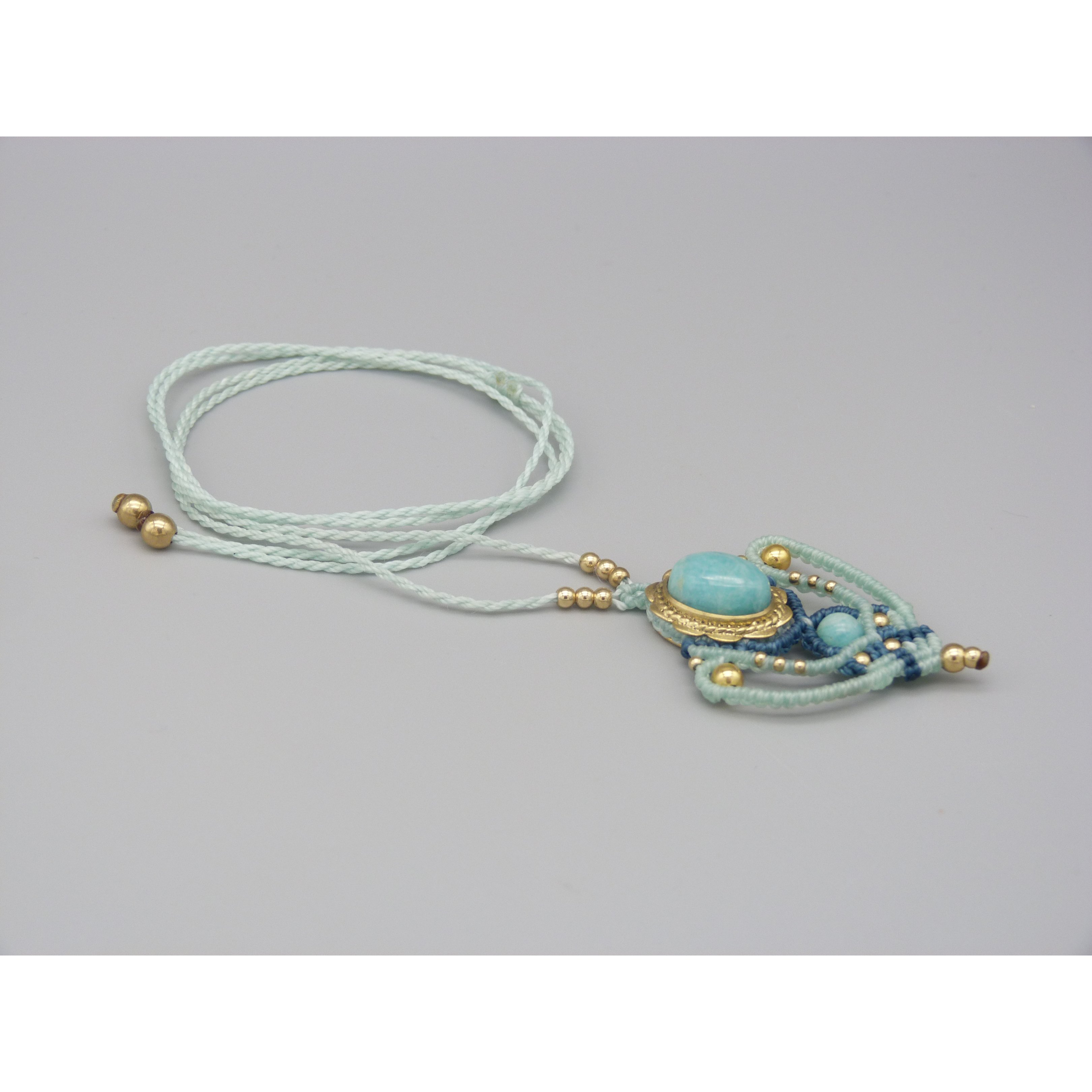 collier sautoir couleur menthe à l'eau en micro-macramé avec une amazonite sertie de laiton