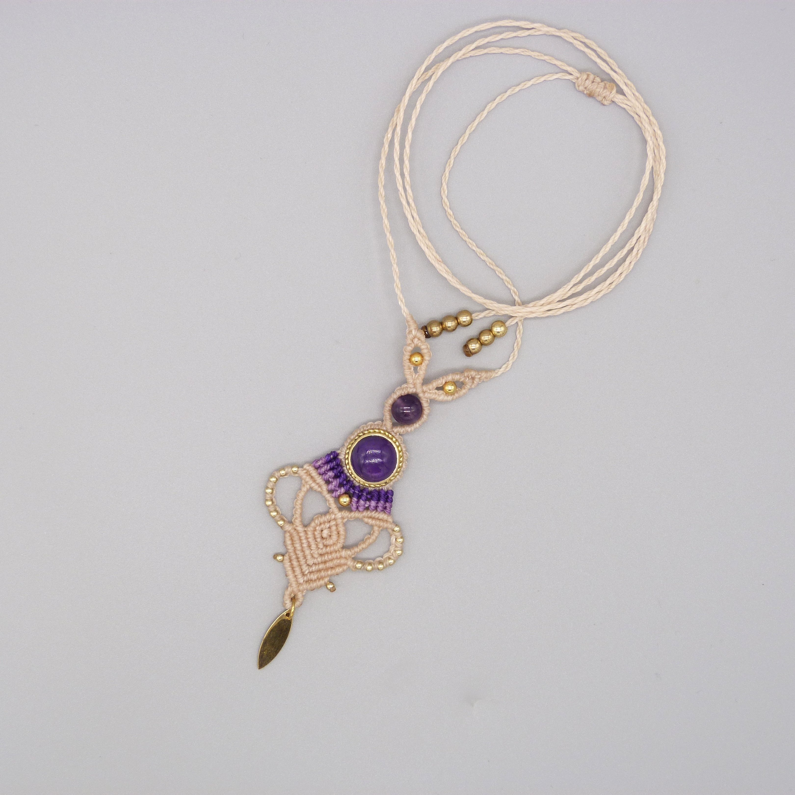 collier sautoir couleur sable et violet en micro-macram&eacute; avec une am&eacute;thyste sertie de laiton