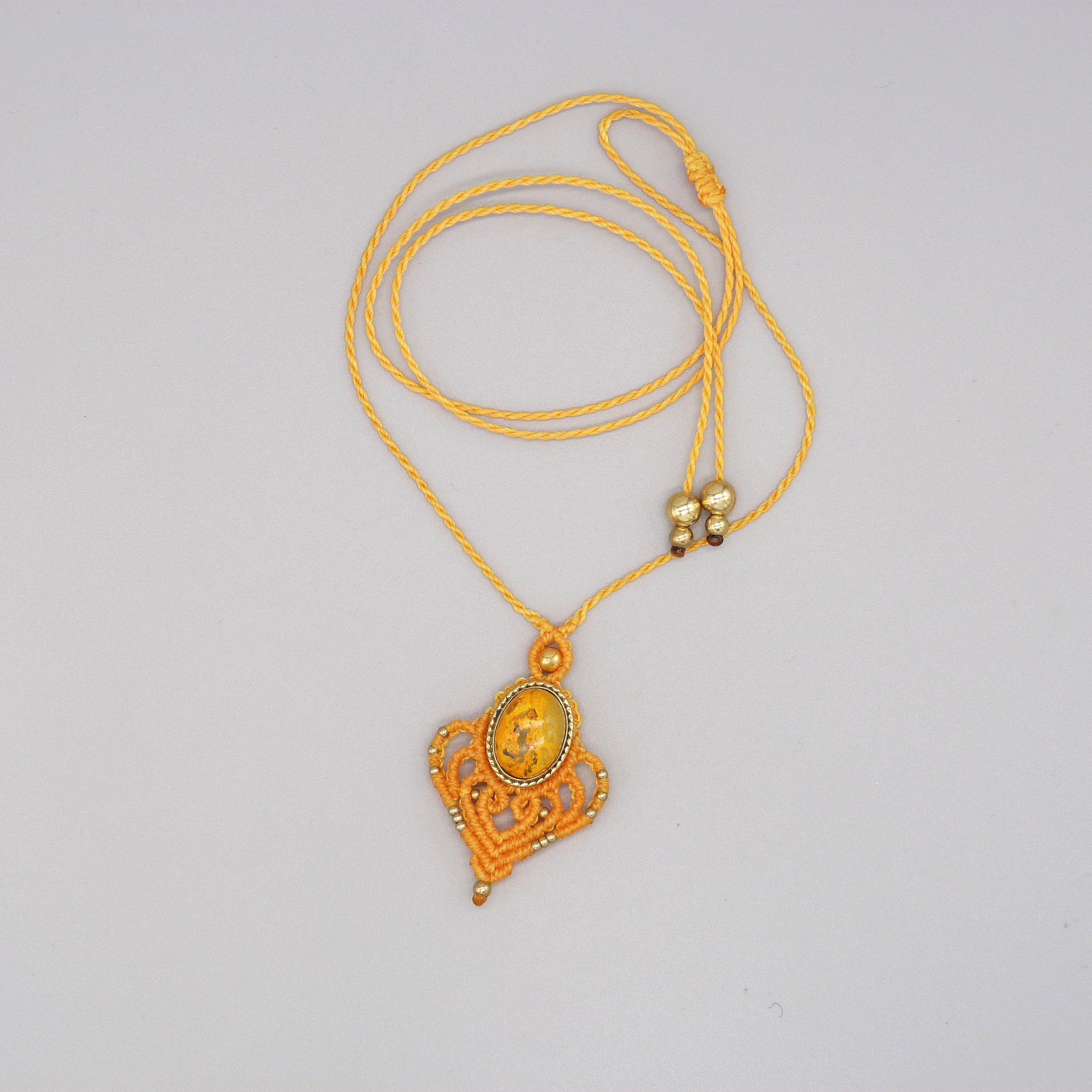 collier sautoir jaune en micro-macram&eacute; avec un jaspe bumblebee serti de laiton