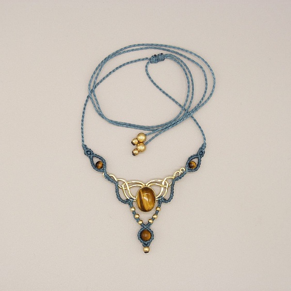 Andegr&oslash;n mikro-macram&eacute; halsk&aelig;de med et tiger&oslash;je