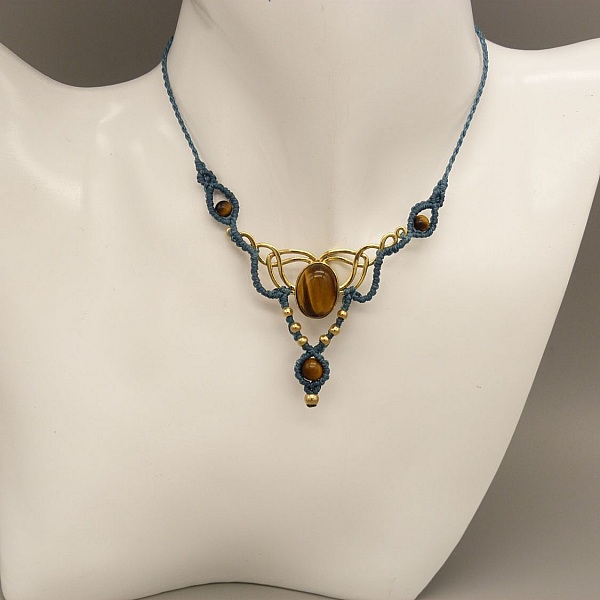 Andegr&oslash;n mikro-macram&eacute; halsk&aelig;de med et tiger&oslash;je