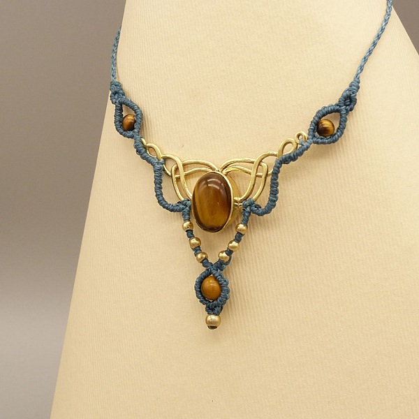 Andegr&oslash;n mikro-macram&eacute; halsk&aelig;de med et tiger&oslash;je