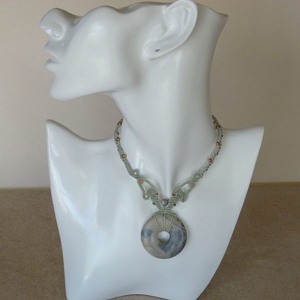 Vandgr&oslash;n halsk&aelig;de i mikro-macram&eacute; med en natursten, picasso jaspis, som central del