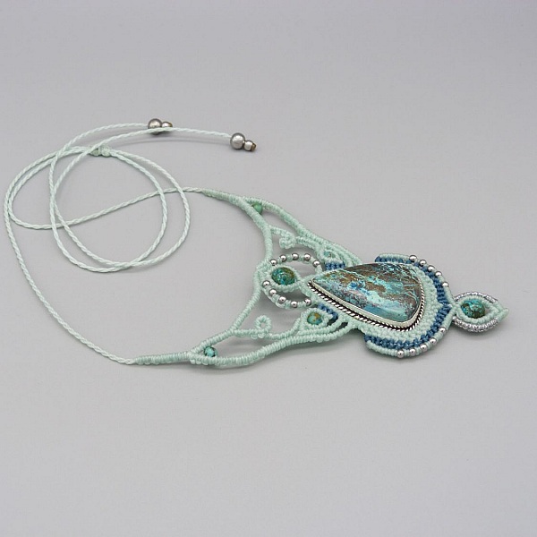 collier vert menthe &agrave; l'eau en micro-macram&eacute; avec une chrysocolle sertie