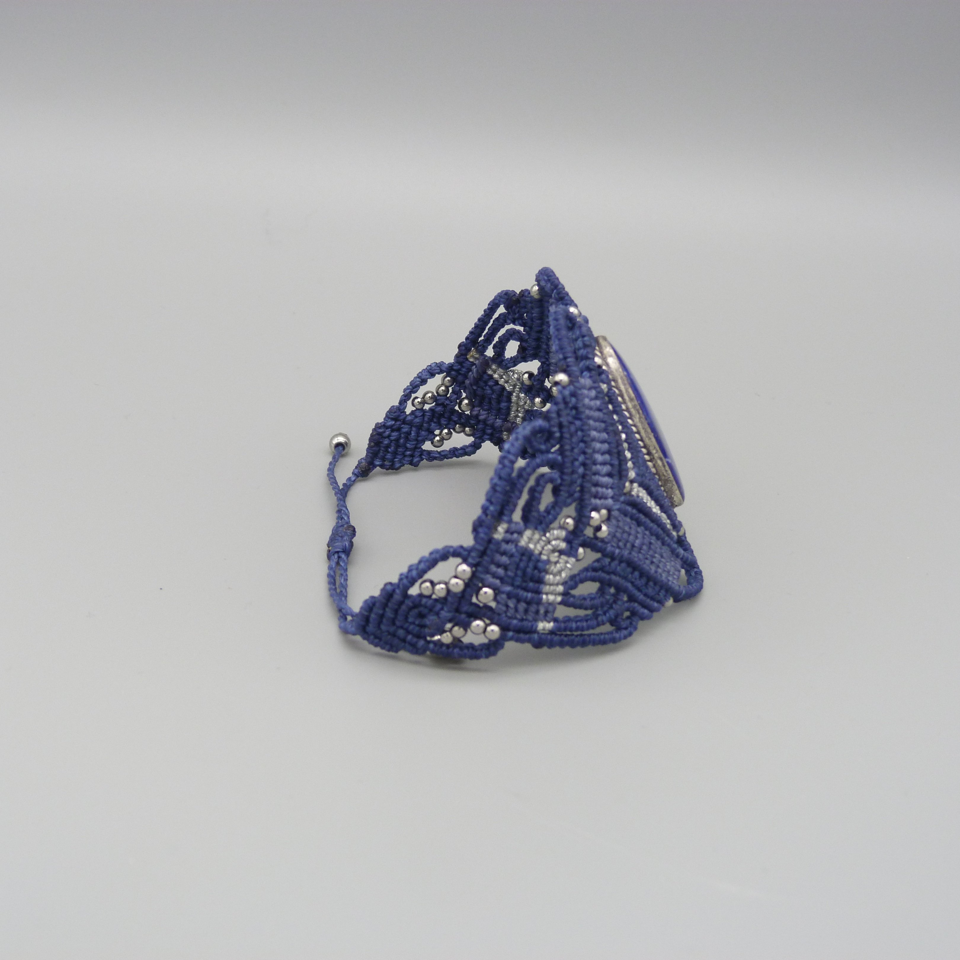Commande personnalis&eacute;e : Bracelet en micro-macram&eacute; bleu nuit avec un lapis lazuli serti de m&eacute;tal argent&eacute;