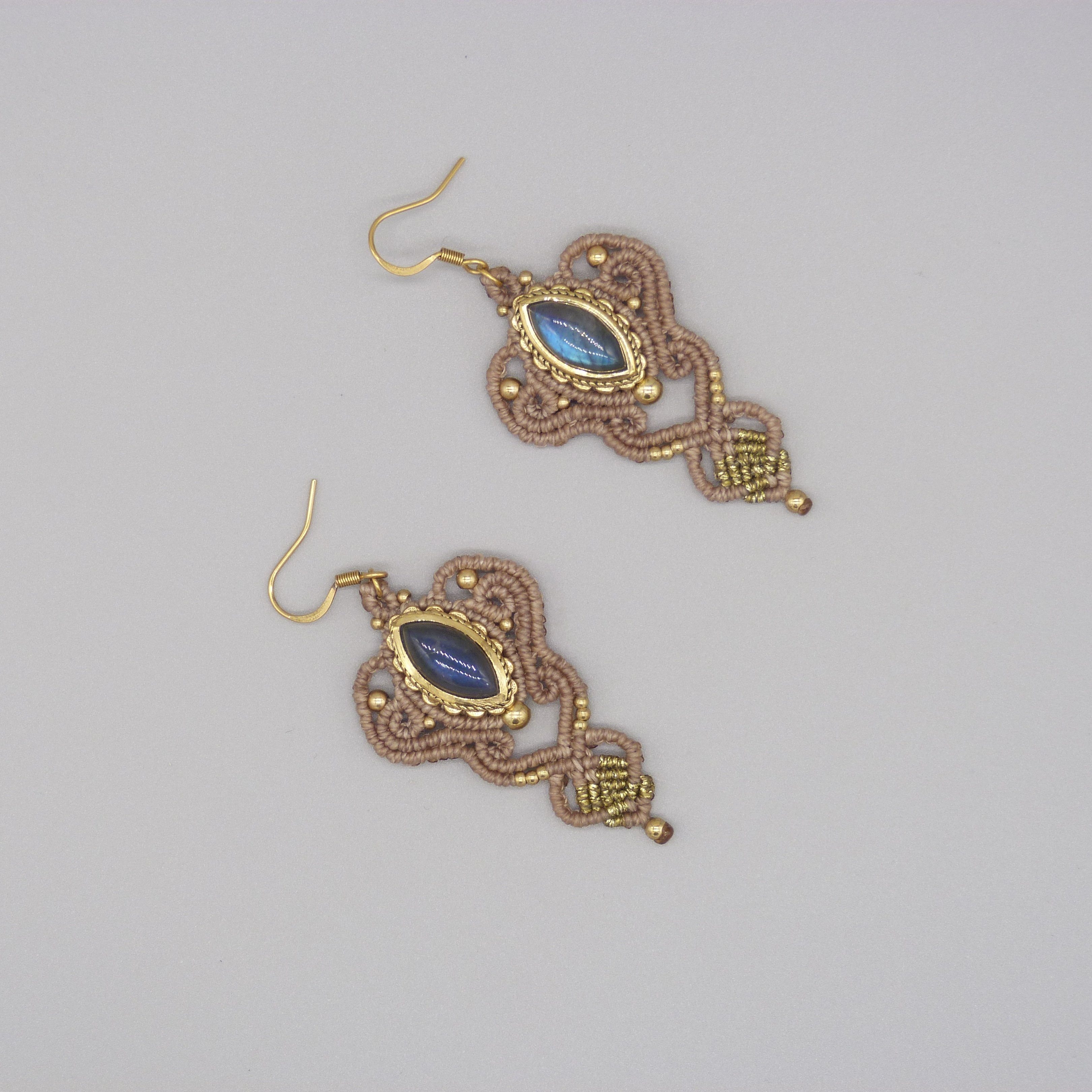 Paire de boucles d'oreilles couleur vanille en micro-macram&eacute; avec un labradorite sertie
