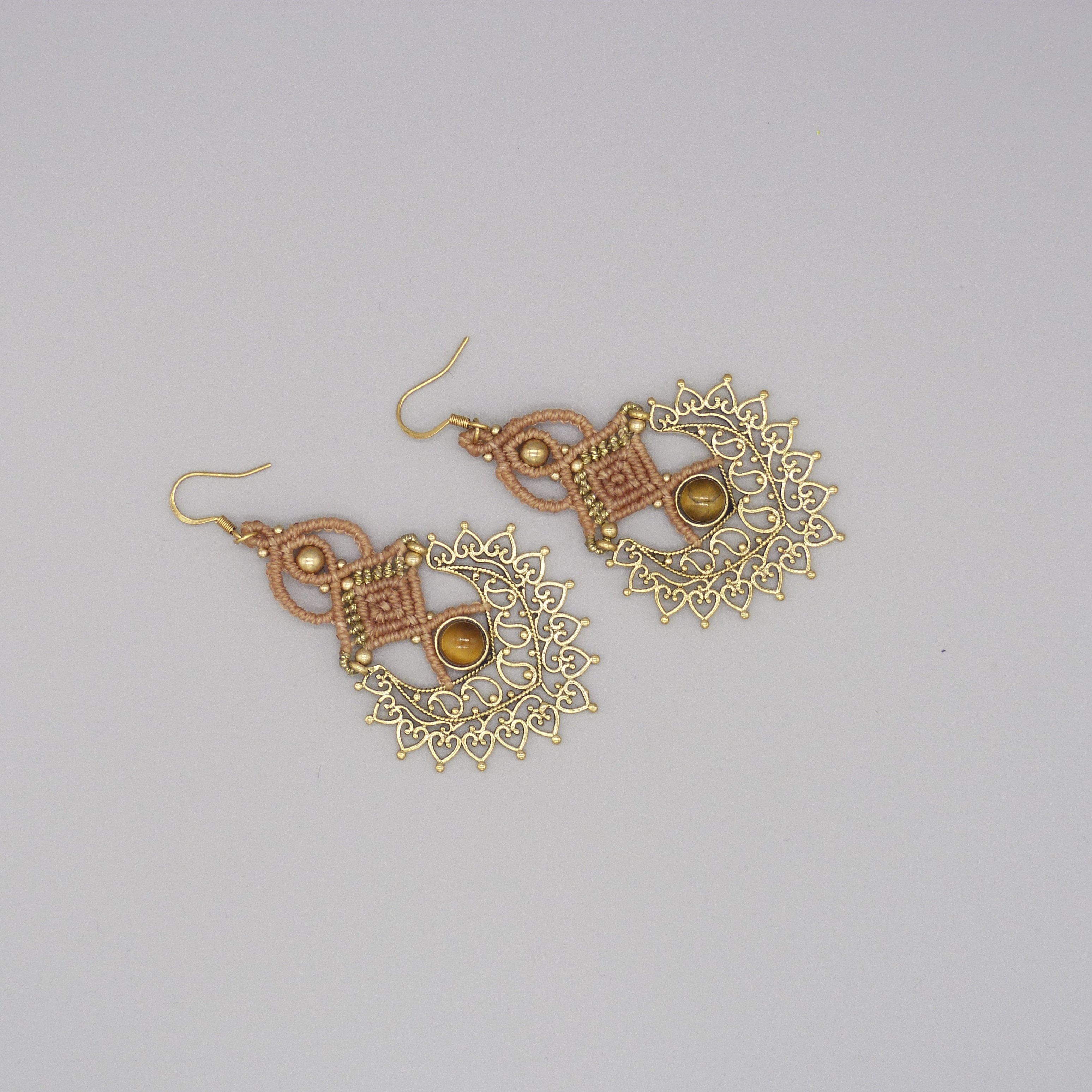 Paire de boucles d'oreilles couleur paille en micro-macram&eacute; avec un oeil de tigre